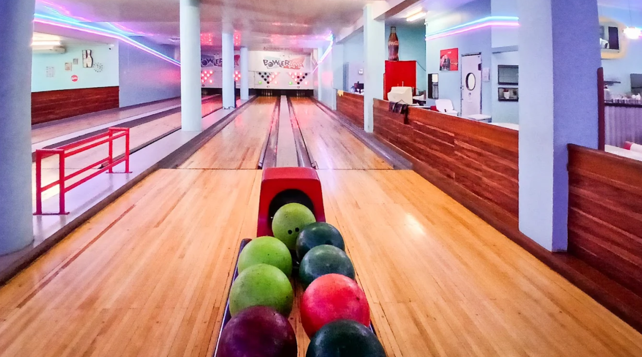 Bowlerama - Pistas & Neon